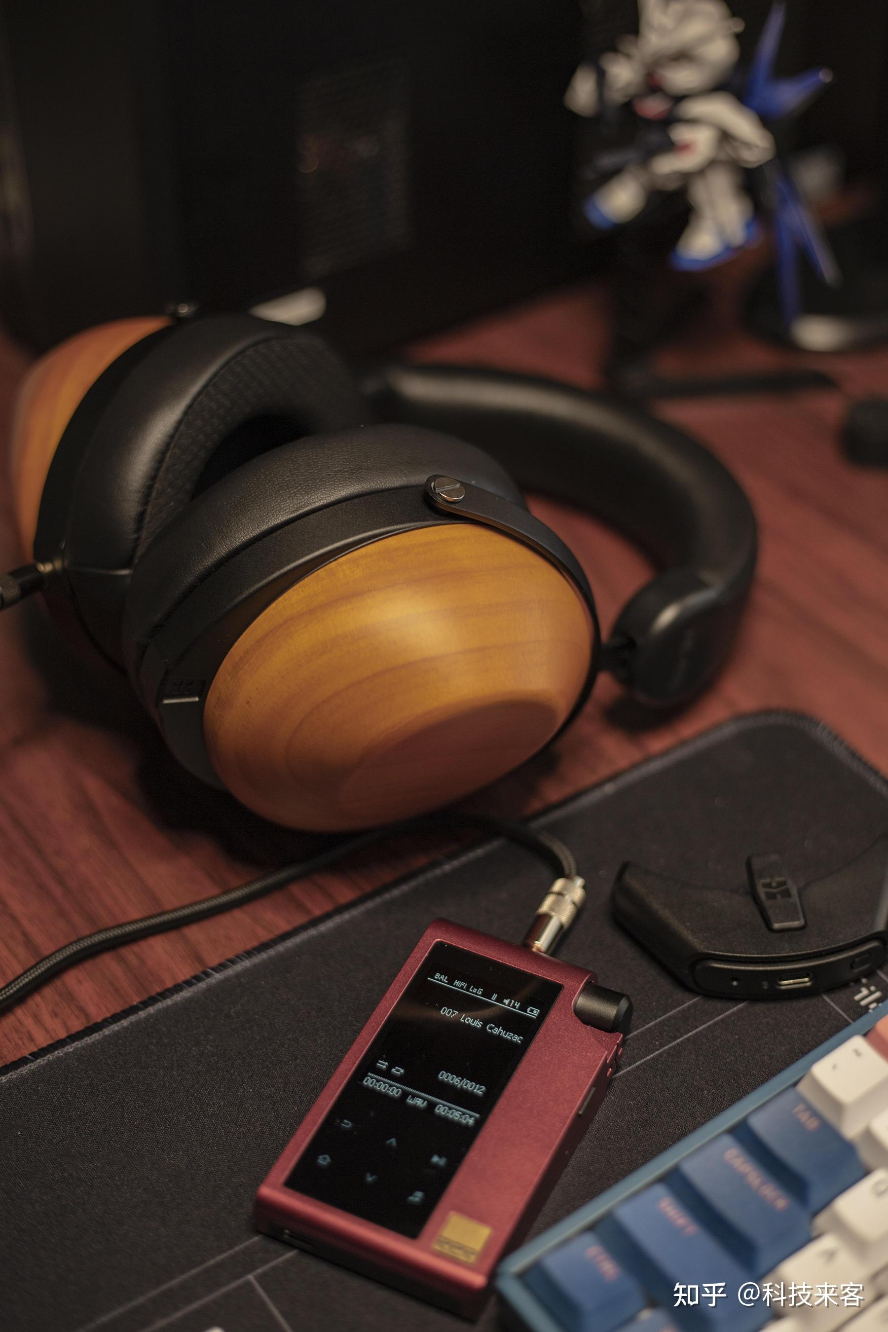 he-r10是hifiman在2020年的旗舰级头戴式动圈耳机,设计方面完成了对一