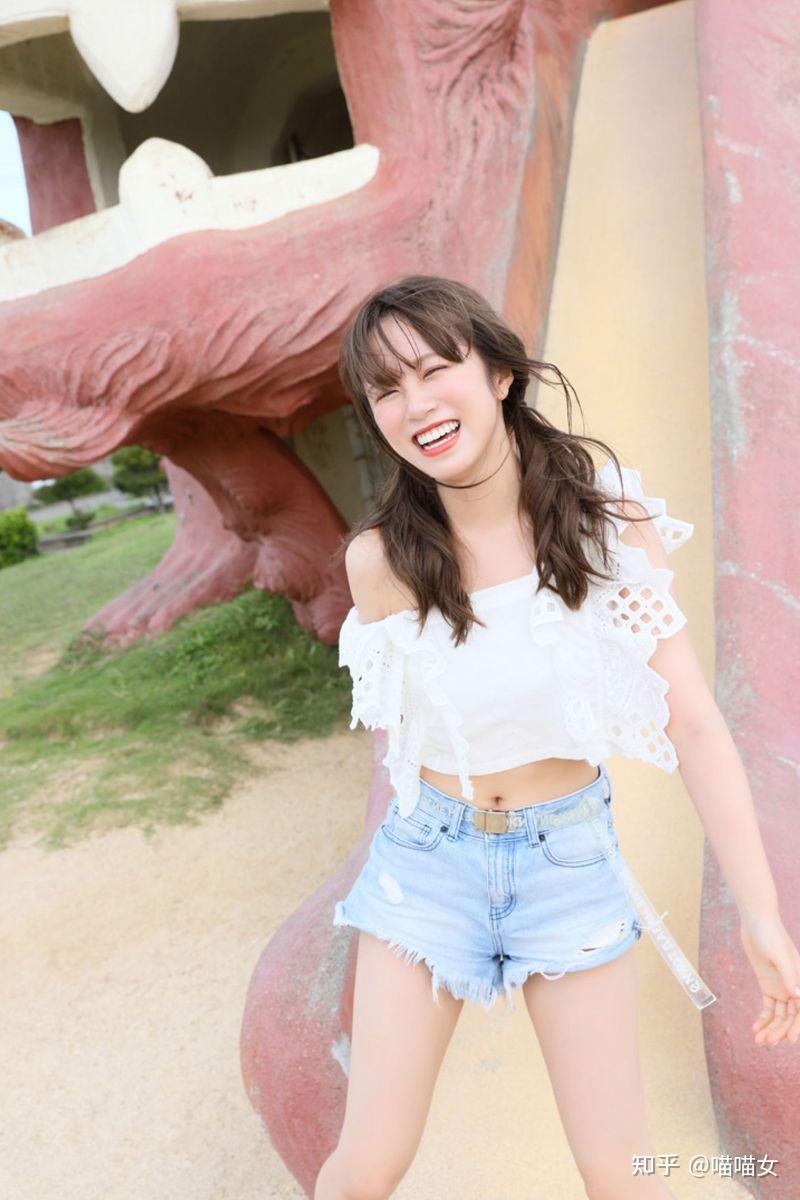 喵喵女气质甜姐儿饭野雅迷人笑容散发浓浓女友感邪恶视角深沟北半球满