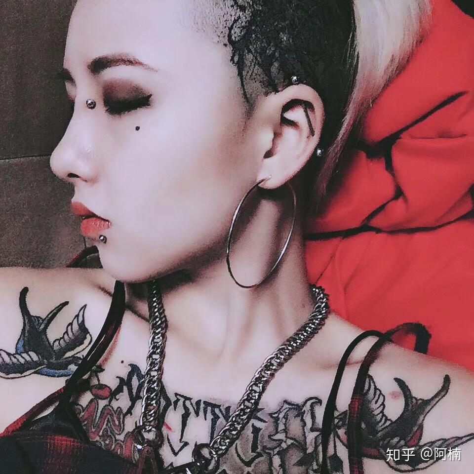 我想看看唇钉摘下后是什么样子的