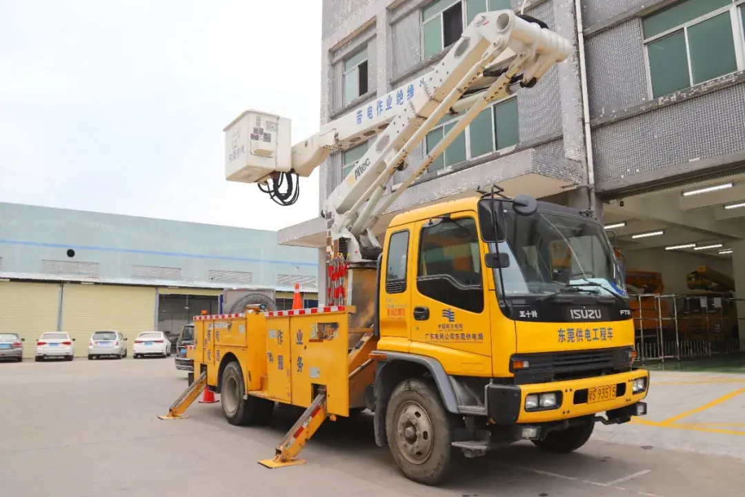 帶電作業車又稱絕緣鬥臂車,其工作臂可分為摺疊臂式,直伸臂式,多關節