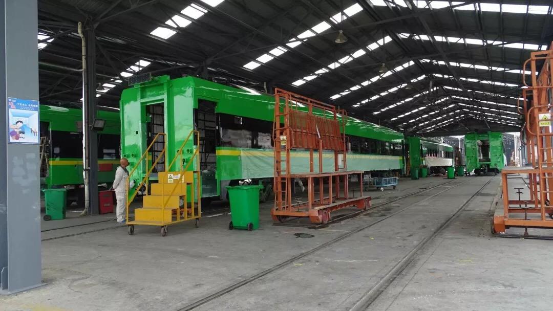 地上垃圾桶:"你为何要跟我撞衫?"动集:"因为我就是个垃圾啊!