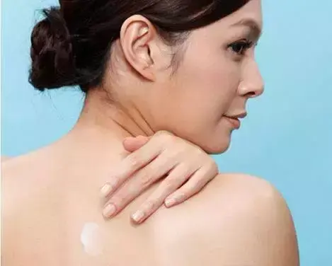 身上长痘可以用身体乳吗(身上长痘痘可以擦身体乳吗)