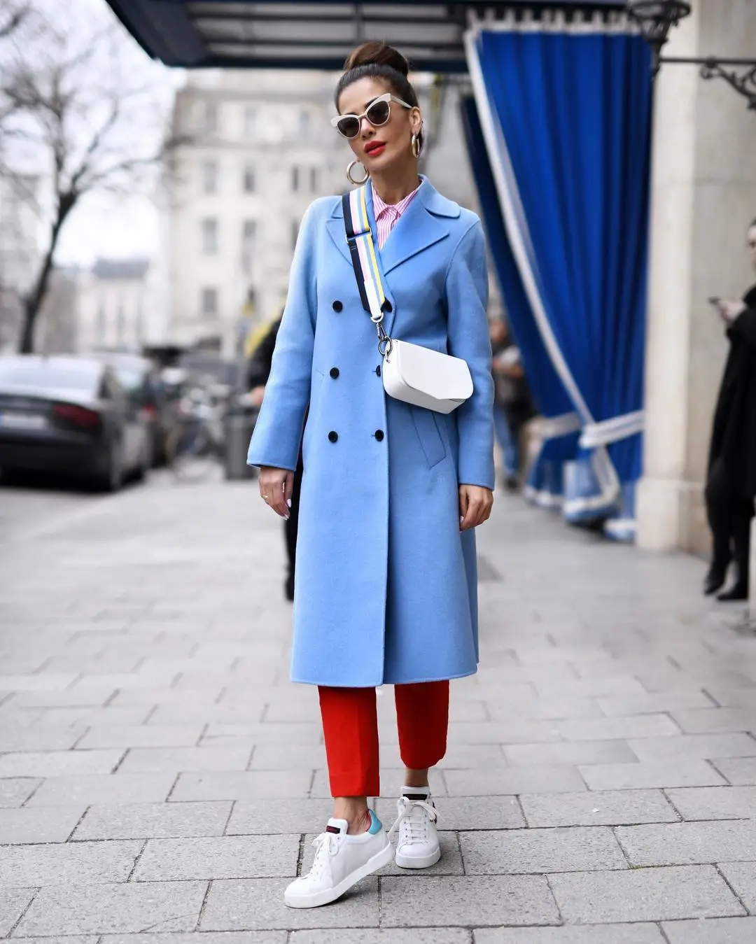 秋冬试试红白蓝上身不出错的撞色搭配技巧
