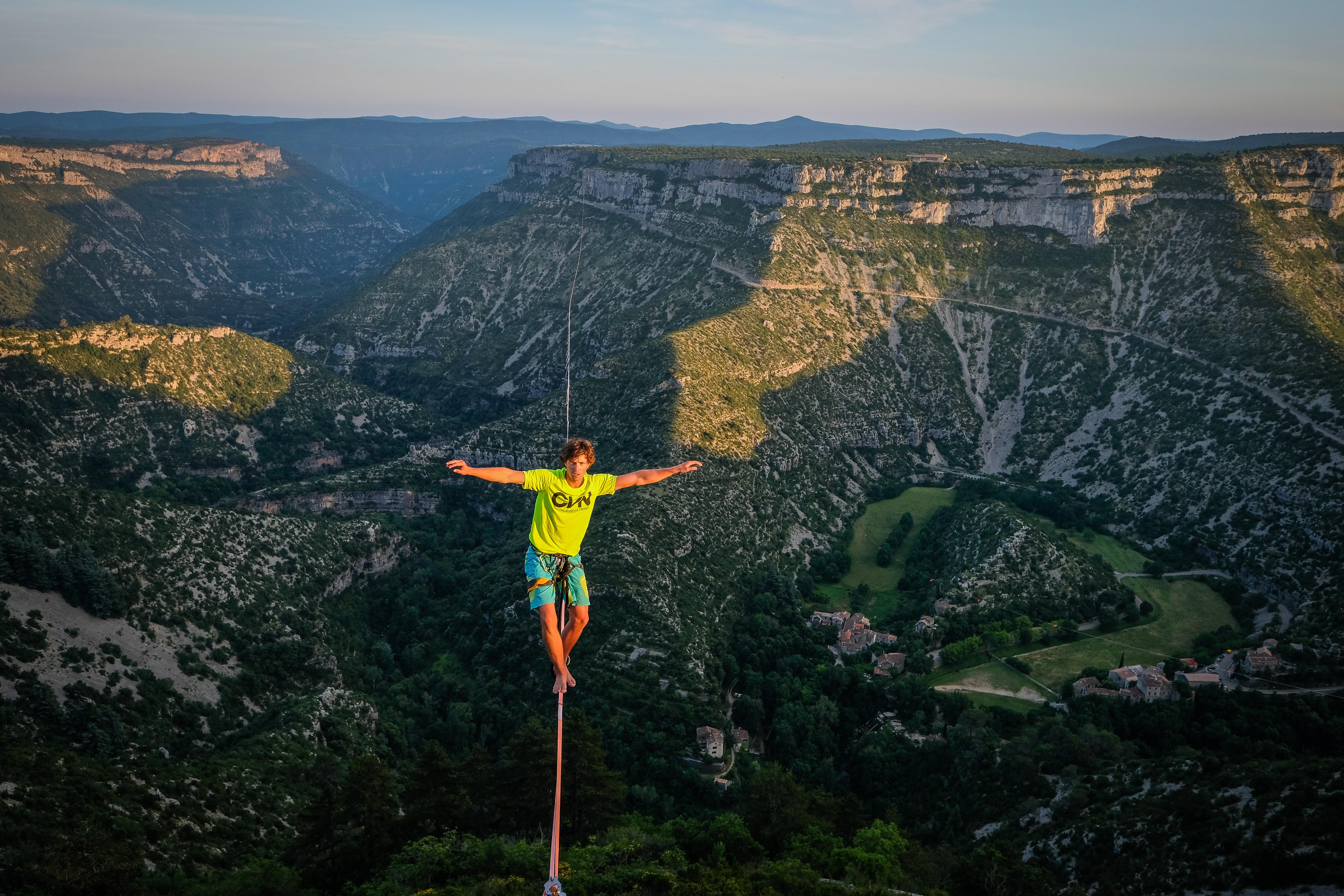 目前,扁带运动在国内还处于起始阶段,参与走扁带的人几乎是凤毛麟角.