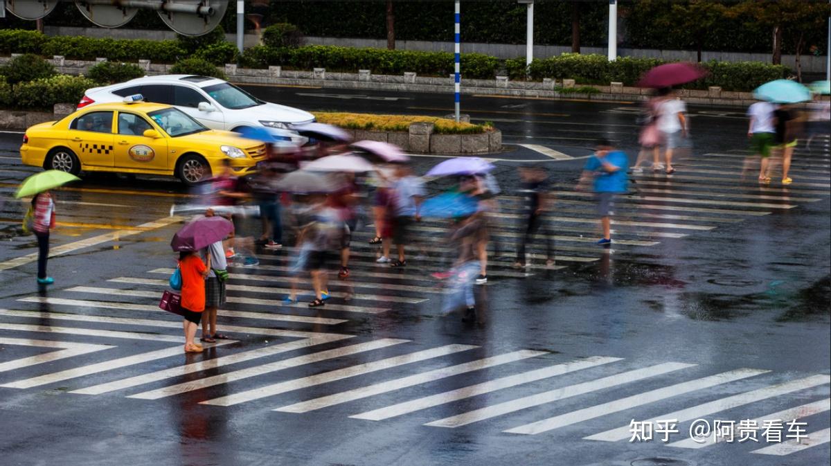 老司机提醒:雨天路面湿滑,安全开车或走路都要注意防范的几点 - 知乎