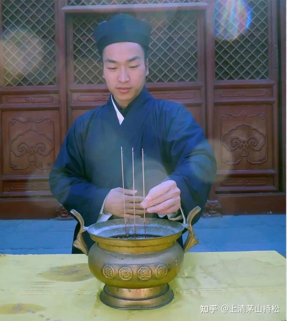 4, 燃香七炷,象徵北斗,代表北斗七星,多用於延壽,散禍.