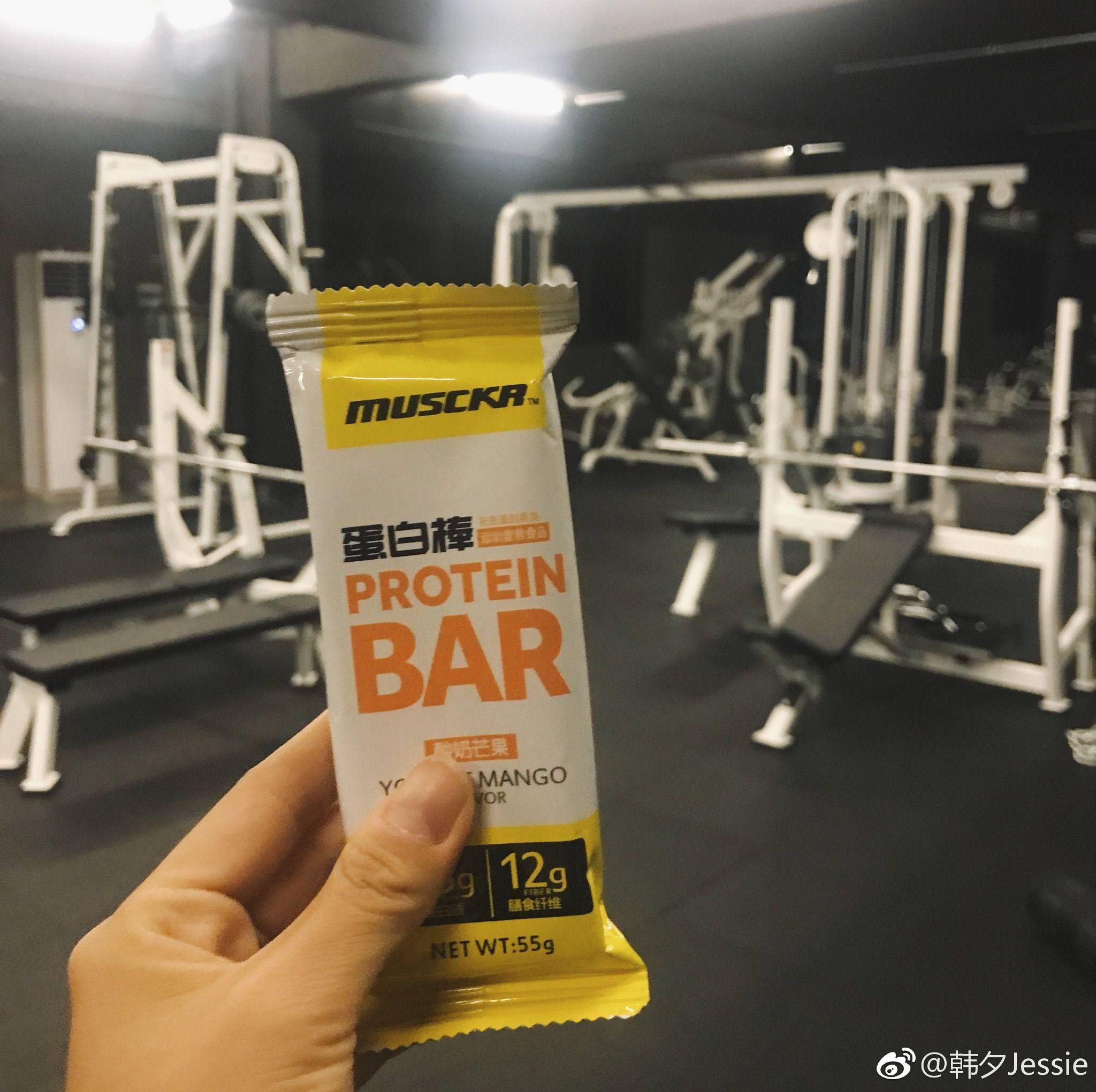 健身训练前后怕饿买了几盒蛋白棒但是看成分里面有代可可脂但是里面反