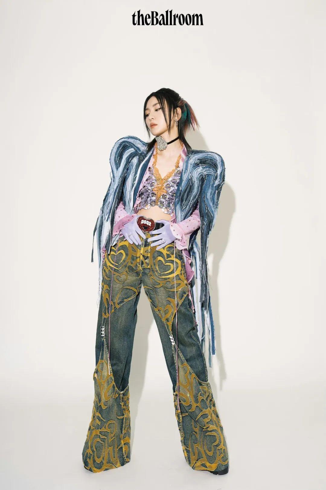 其中有一套章鱼外套和闪钻内衣造型,我一看就觉得:这不是lucia本人的