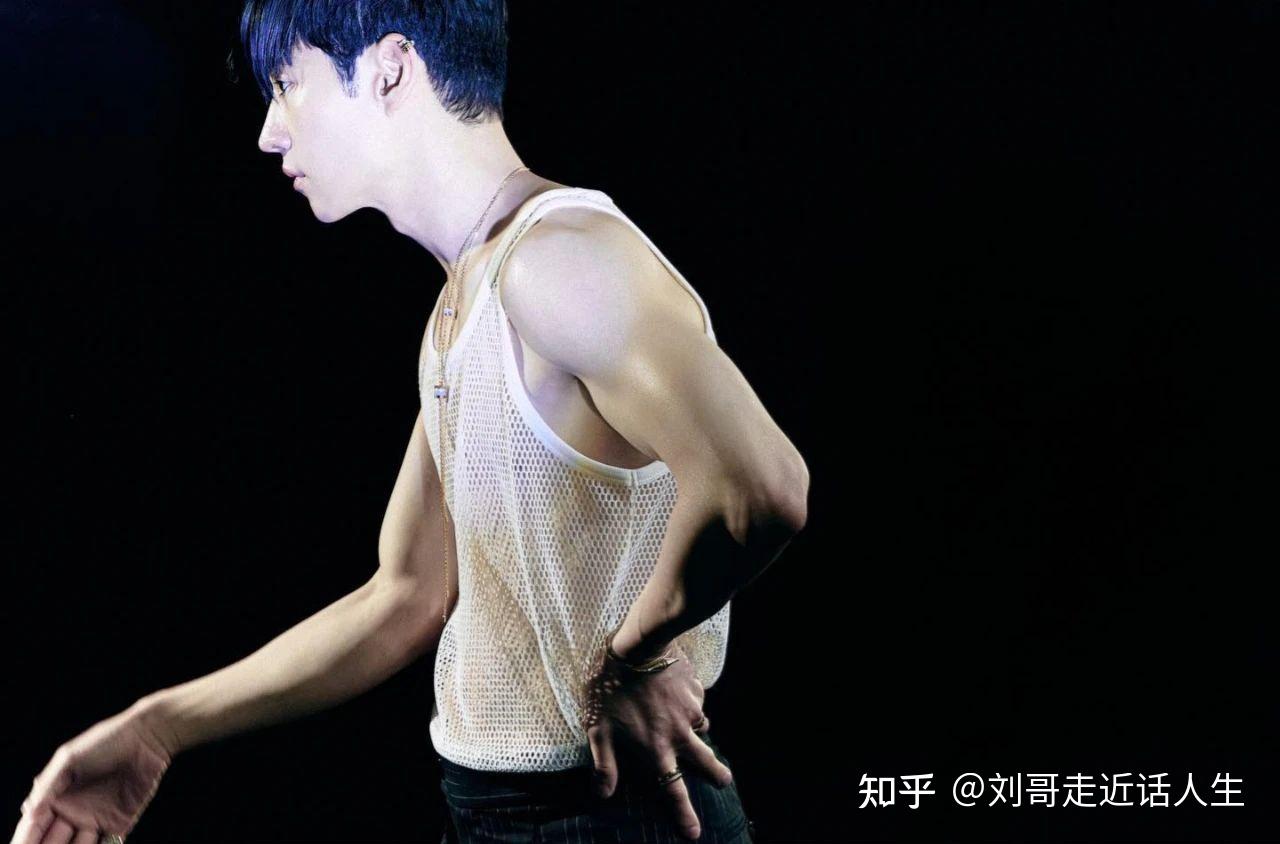 尽管李帝勋身高还不足180cm,但扛不住他身材比例好,不管是在拍时尚