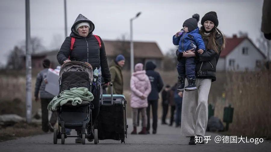 首批烏克蘭難民已抵達德國德國或迎來百萬難民潮德鐵表現積極