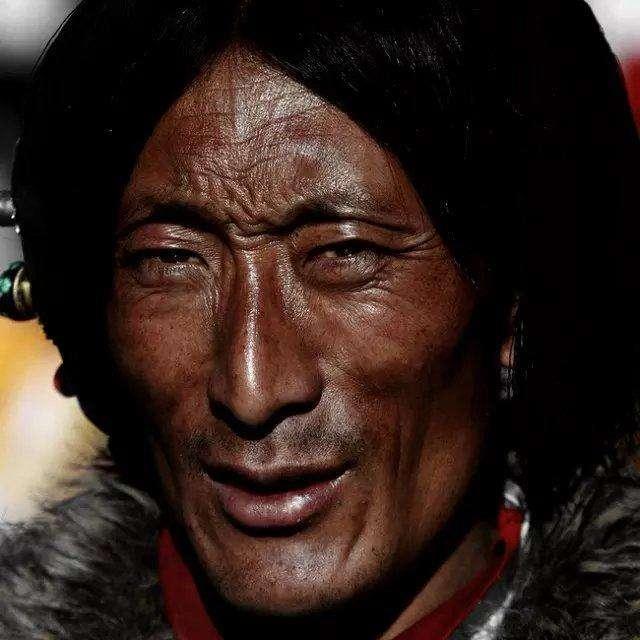 你所不知道的藏族—戴黑红头绳的藏族男子