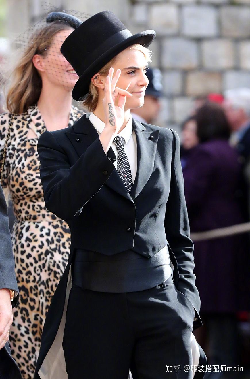 英国公主婚礼成秀场女士穿礼服斗艳却被卡抽的燕尾服抢了风头