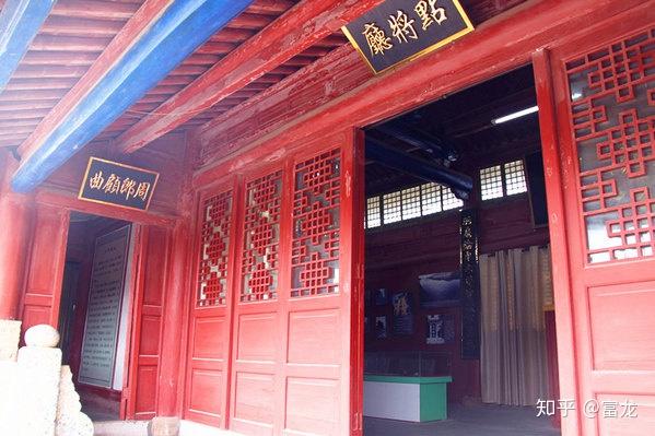 左右两侧,有虎帐谈兵,周郎顾曲.