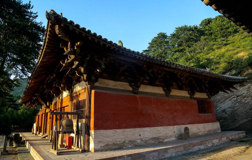 屋顶是四面斜坡,有一条正脊和四条斜脊,且四个面都是曲面,又称四阿顶