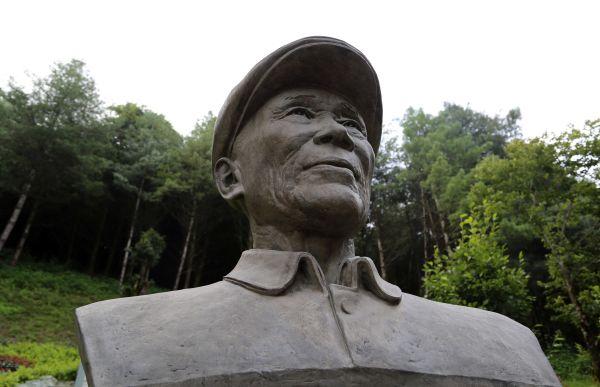 当代"愚公"——陆良八老云南陆良县8位老人在土地石漠化程度严重的