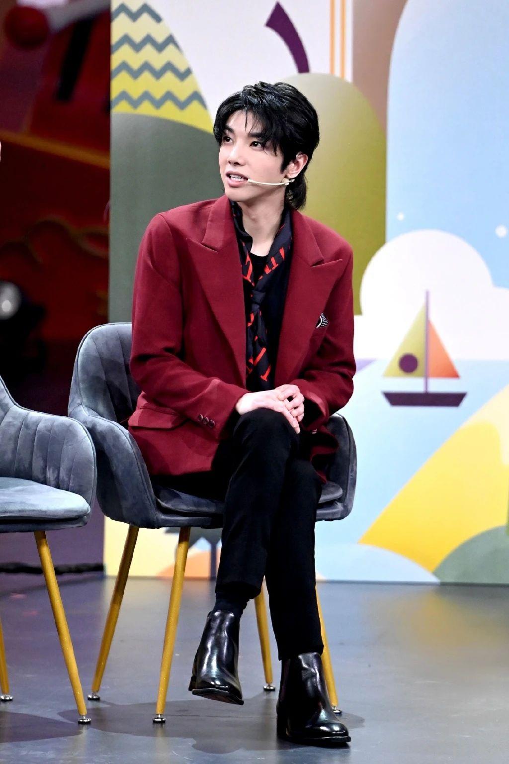 华晨宇壁纸红色西装造型帅气非凡尽显散发职场精英范儿