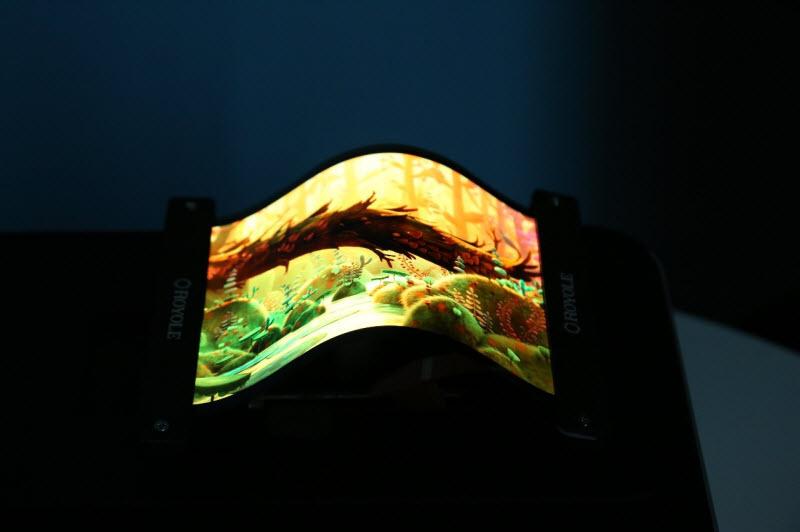 柔宇产品首登央视春晚舞台近千片柔性屏组成亮眼柔衣