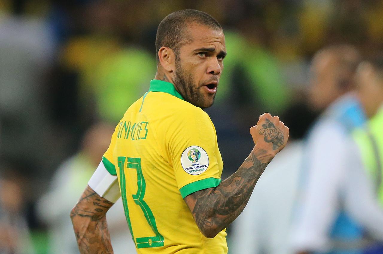 官方阿尔维斯右膝受伤退出集训巴西队补召贝蒂斯后卫埃莫森