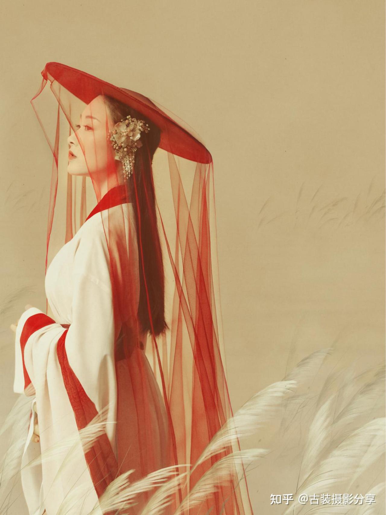 曲裾深衣给人婀娜的姿态,提花腰封是点睛之笔,体现曲线美,也增加几分