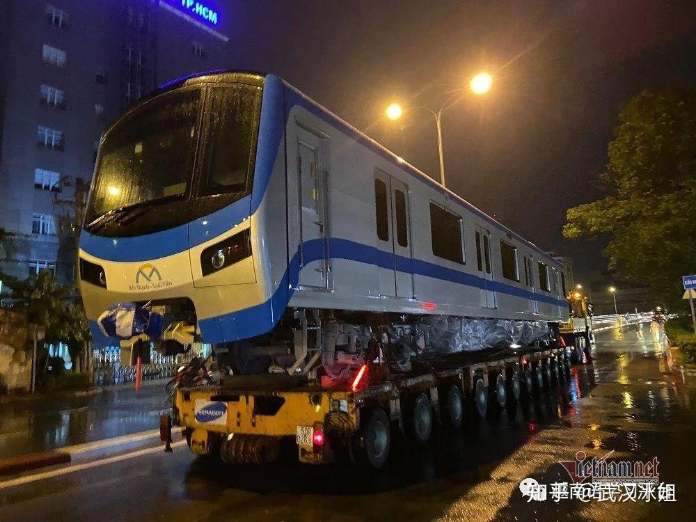 胡志明市地铁1号线首列车到达隆平站,越南交警开道护航,场面很是壮观!