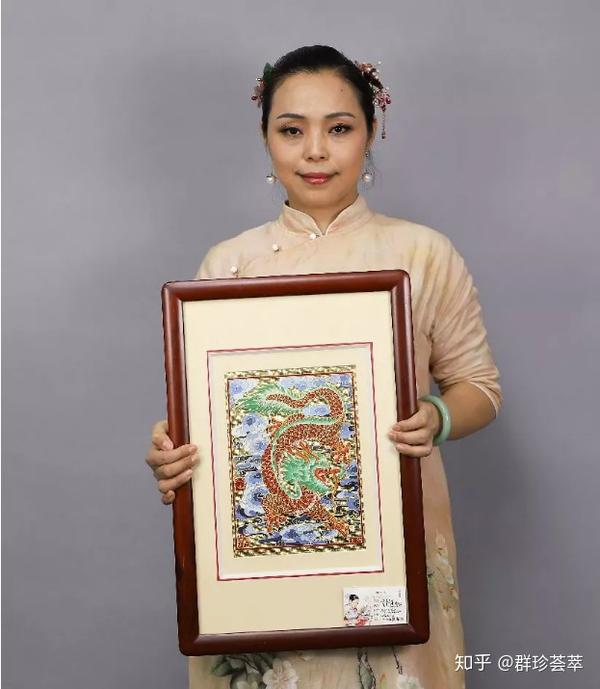 广东剪纸代表传承人饶宝莲及其作品《龙举云兴》