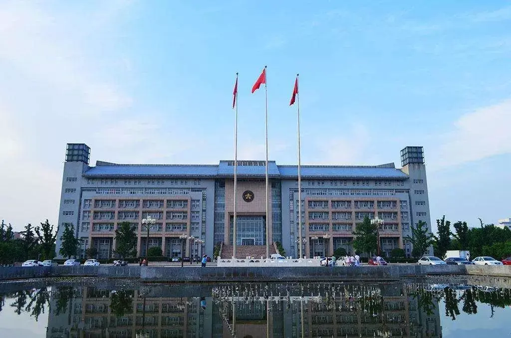 简称郑大,是中华人民共和国教育部与河南省人民政府共建高校,国家"211