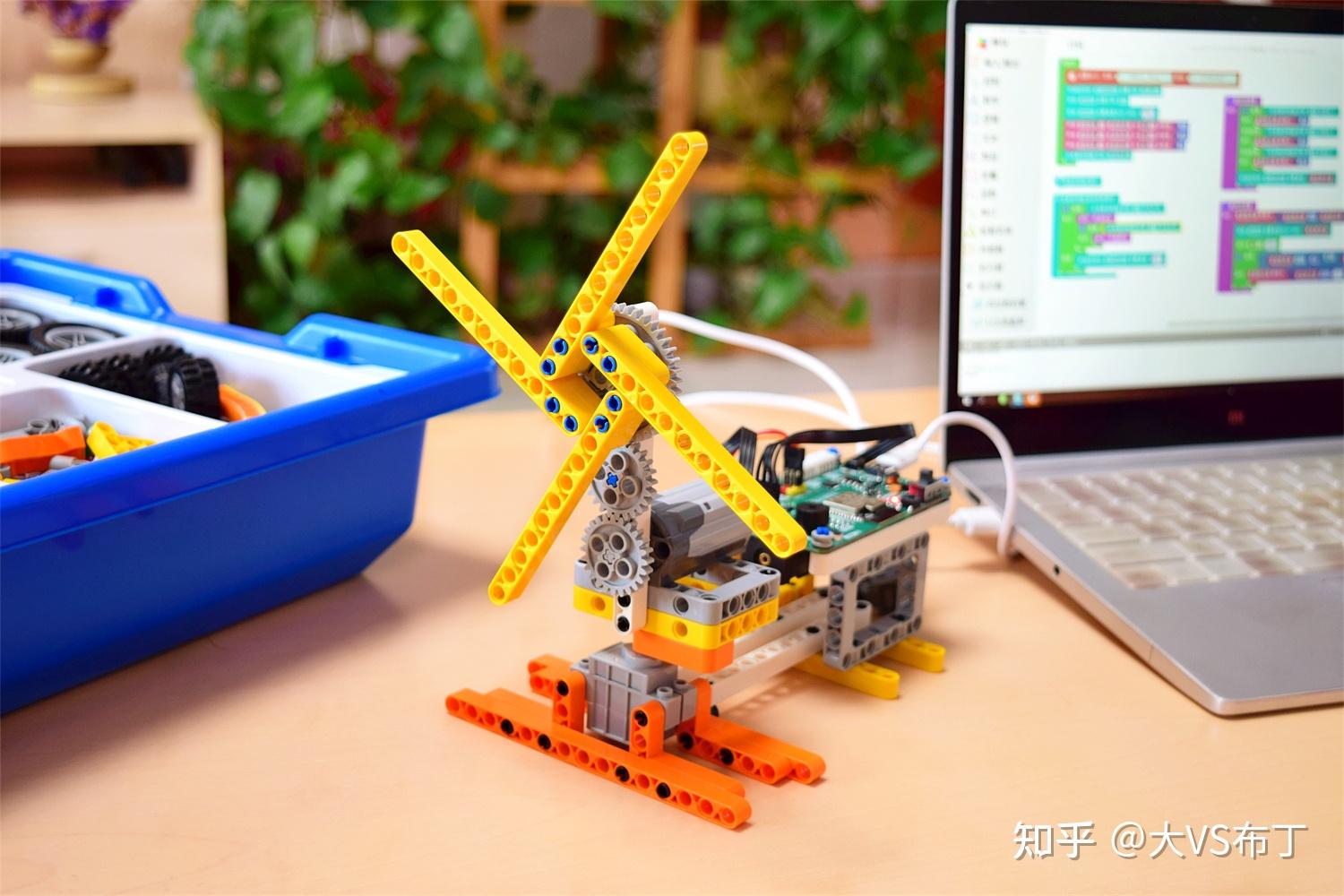 大颗粒百变工程：战斗机器人🤖_学员静心大颗粒搭建亲子益智积木玩具游戏造型作品-机变酷卡