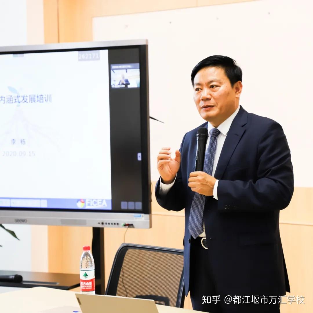 李栋总校长深入课堂,不放过任何细节,记录下每一次教师与孩子们的互动