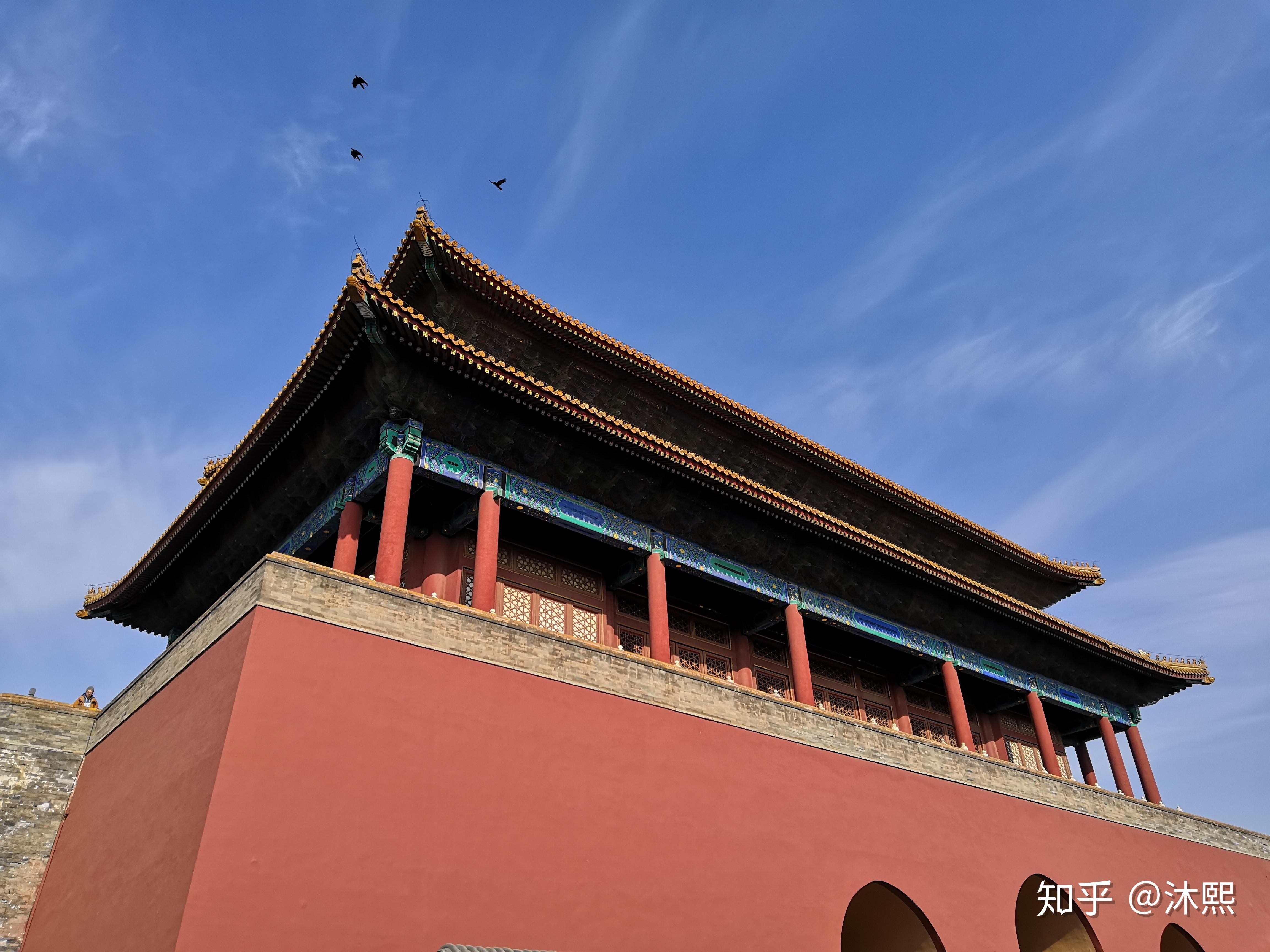 现在,当我们进入故宫,映入眼帘的是一片片红墙黄瓦,但是当绕着故宫游