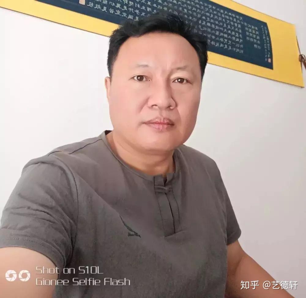 潇洒中见高雅秀逸中现质朴评著名书法家尹辉隶书创作