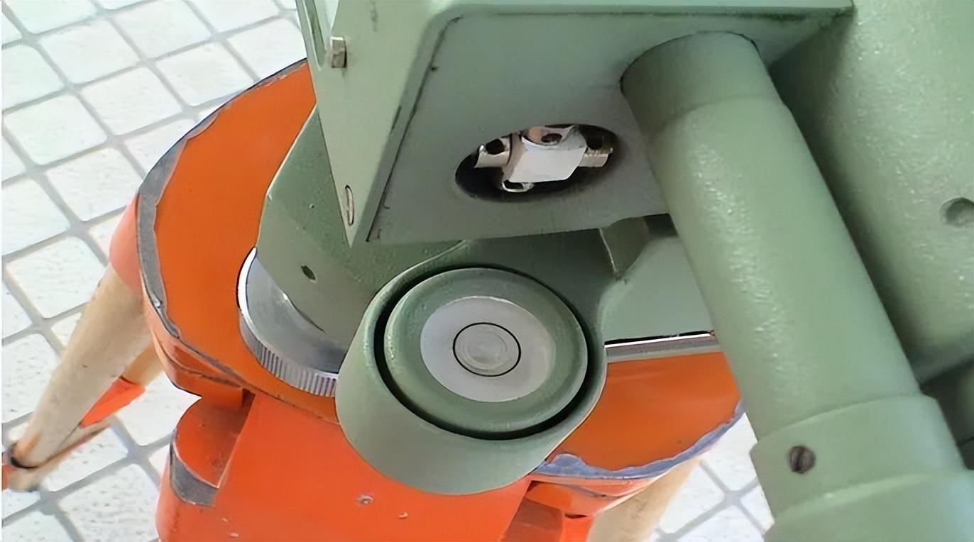 瞄准1) 调目镜对光螺旋使十字丝清晰2) 用物镜准星瞄准远处水准尺)