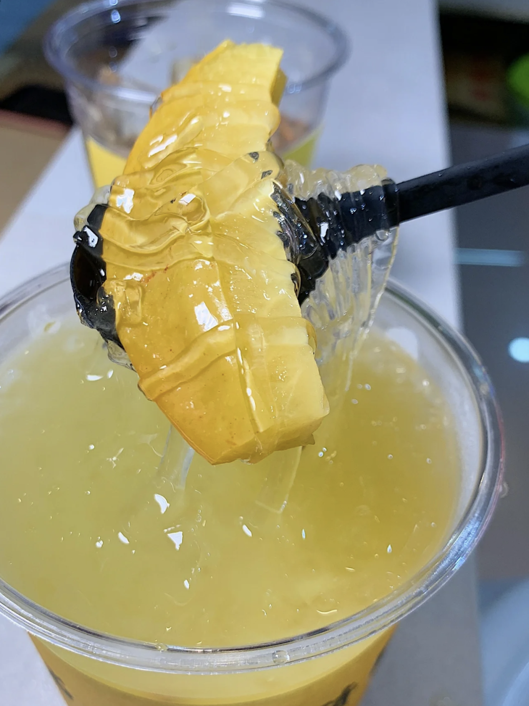 "闽南民间也流传着这样的说法,杨桃榨汁喝,可以缓解口腔溃疡,口角炎.