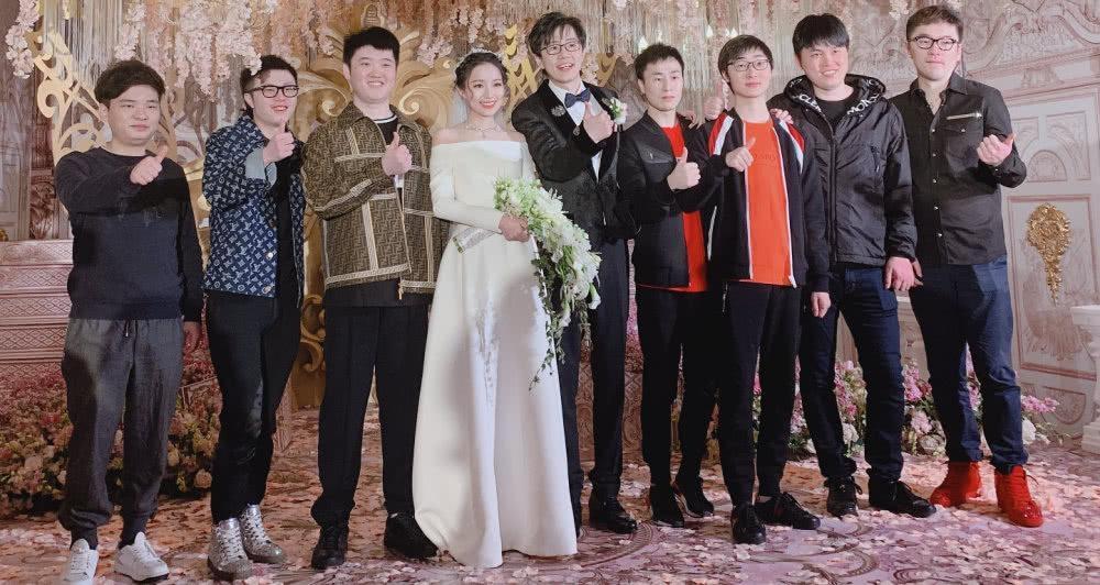 09婚礼上与ob众人的合影酒神最近刚刚结婚,去了不少圈子里的朋友,这