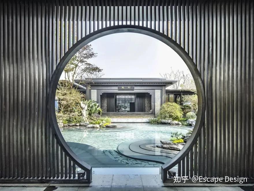 用作间隔的月洞门采用漏窗框景和对景的设计手法,虚实有致,虚实之间