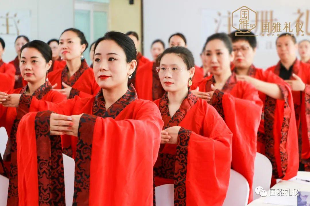 女士拱手礼图片