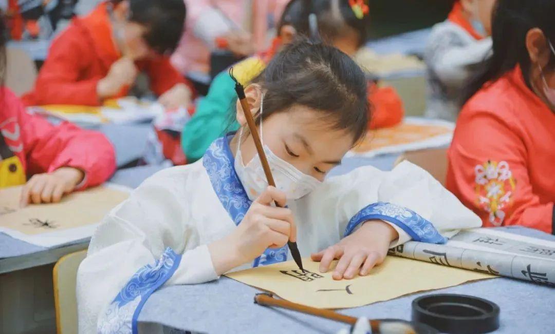 执笔承传统学生挥毫题校牌值得点赞