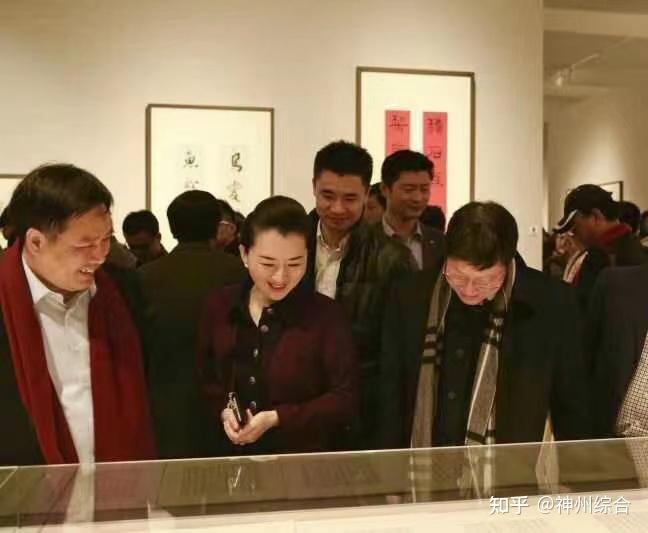 协鑫集团朱共山及朱共山的太太杨燕受邀出席管峻书画精品展