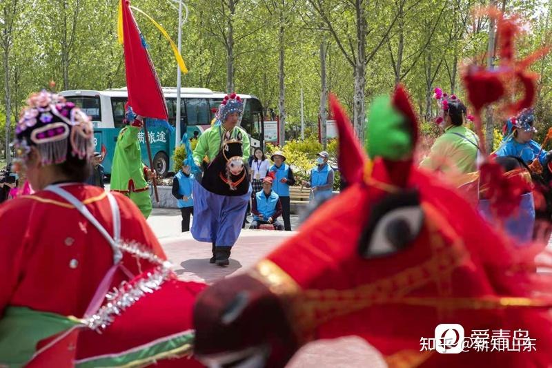 采风团一行首先抵达了平度市田庄镇东刘庄村的刘谦初红色文化园,这里