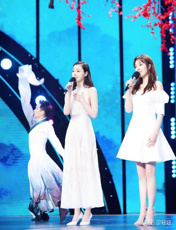 事实上,官方虽然公布宋轶的身高168cm,体重49kg,但事实上,之前宋轶在