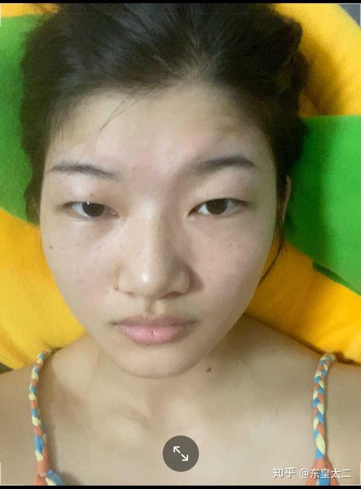 有没有那种单眼皮小眼睛塌鼻梁厚嘴唇但还挺好看的女生?