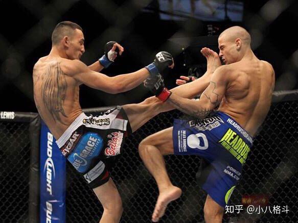 二,在羽量级二战嘴炮康纳麦格雷戈,在羽量级的身高臂展上,霍洛威一直