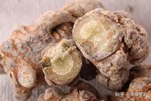 三七對防治慢性疾病的10種用法用量1,防治冠心病:生三七粉2克,丹參粉2