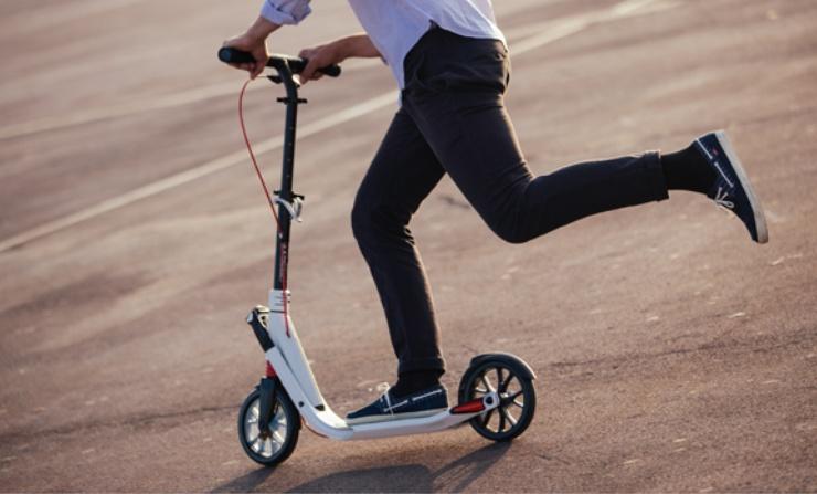 迪卡侬的这款滑板车在折叠方案上做了创新,它可以在几秒钟之内快速