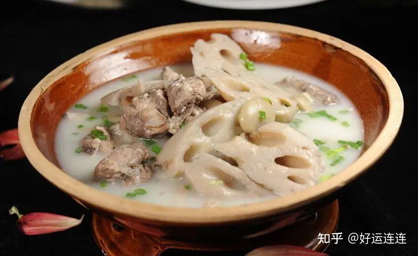 莲藕排骨汤怎样炖出来的汤才白呢 v2-d2df0fa5fc496f5854304c0de8c14849_r.jpg