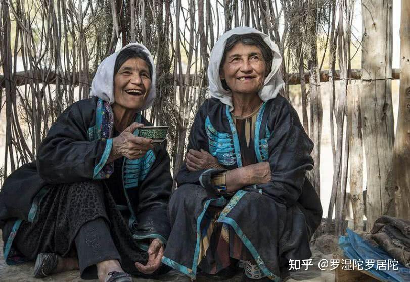 克里雅人:人口约1千3百人,主要分布于新疆和田的于田县,使用维吾尔语