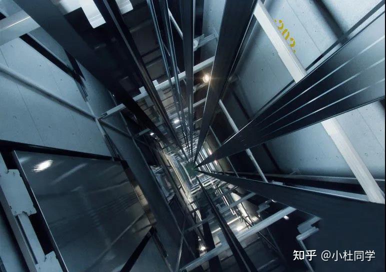 北京地区某电梯品牌使用13年的钢带突然断裂,坠落到电梯轿厢顶部,发出