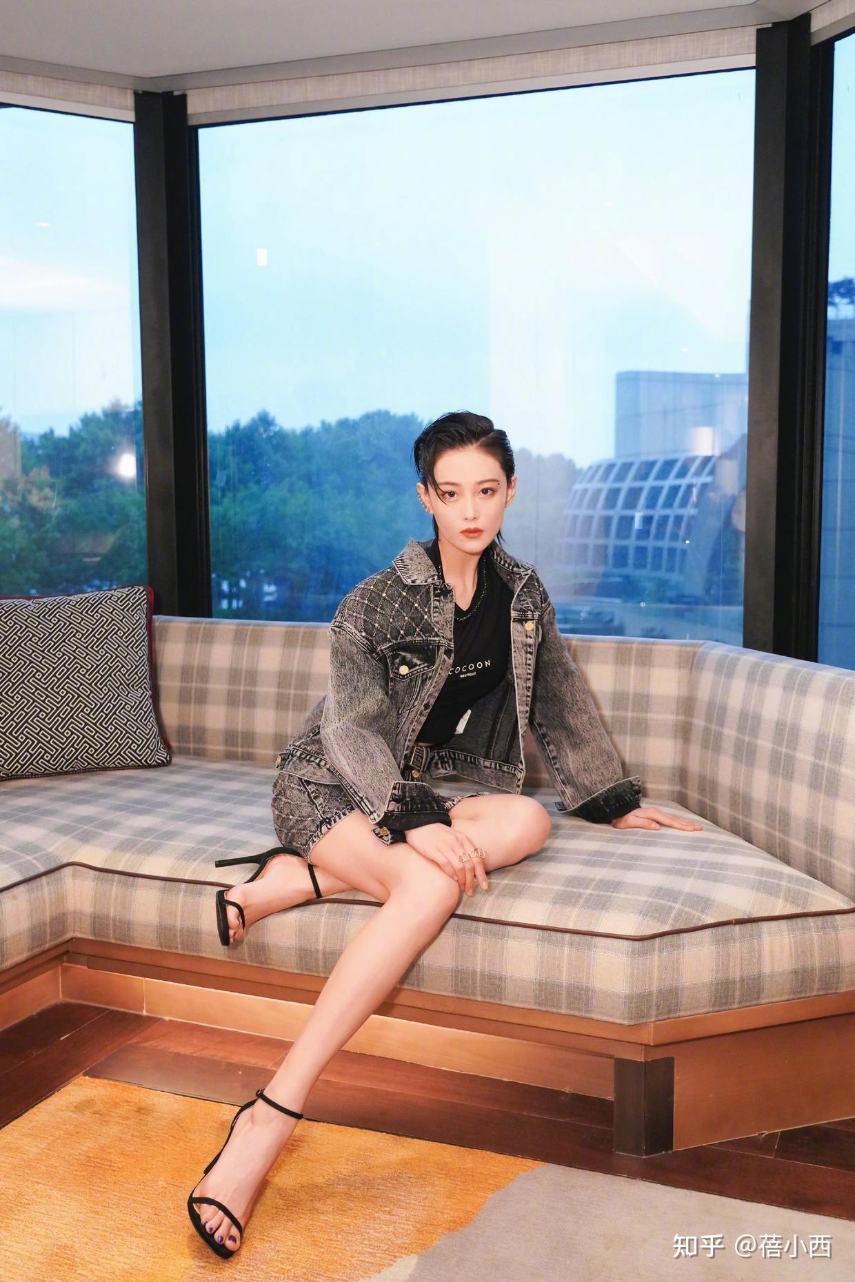 张馨予身材绝了!穿卡其色衬衫大玩"下衣失踪",搭配长靴真时髦 - 知乎