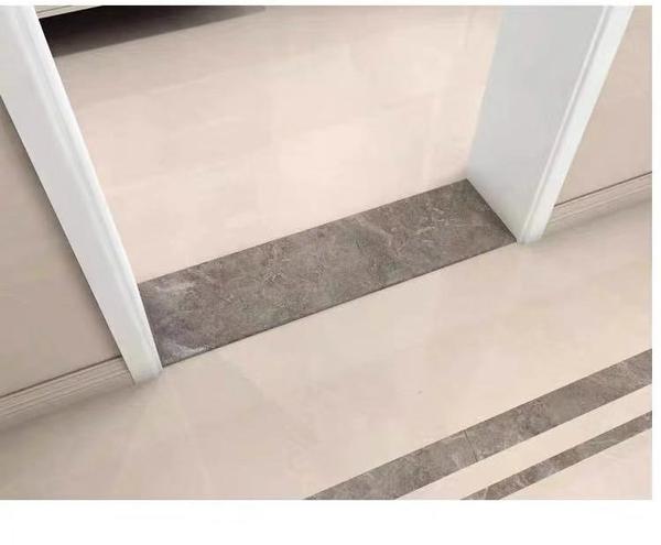 地面空间中地砖之间的收口一般以过门石为主,不同的空间地面瓷砖的