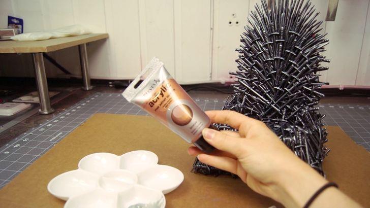 测试一下这个充电底座是否合适～从后端用热熔胶把插头位置固定好