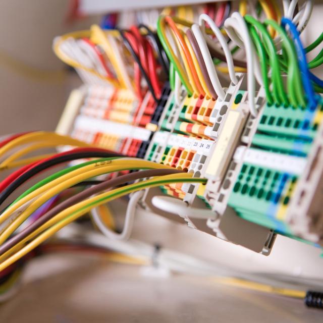 com 版权图片库 patrick zhang,由于接触点有 8 处,所以实际接触电阻